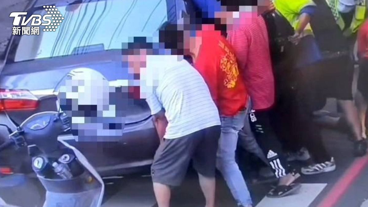 台中92歲單車翁突路倒!遭右轉轎車輾過 壓車底不治