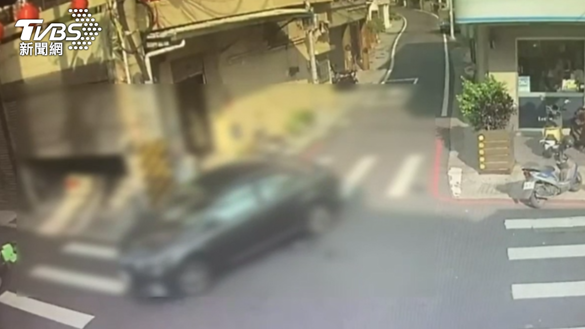 老翁遭車輾過。(圖/TVBS)