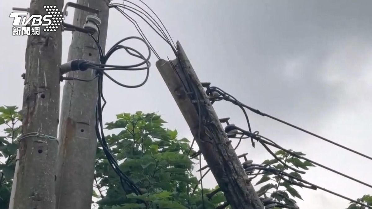 反映線路問題長達2至3年，附近電線桿出現裂痕且電線嚴重腐蝕，隨時有斷電風險。(圖／TVBS)  
