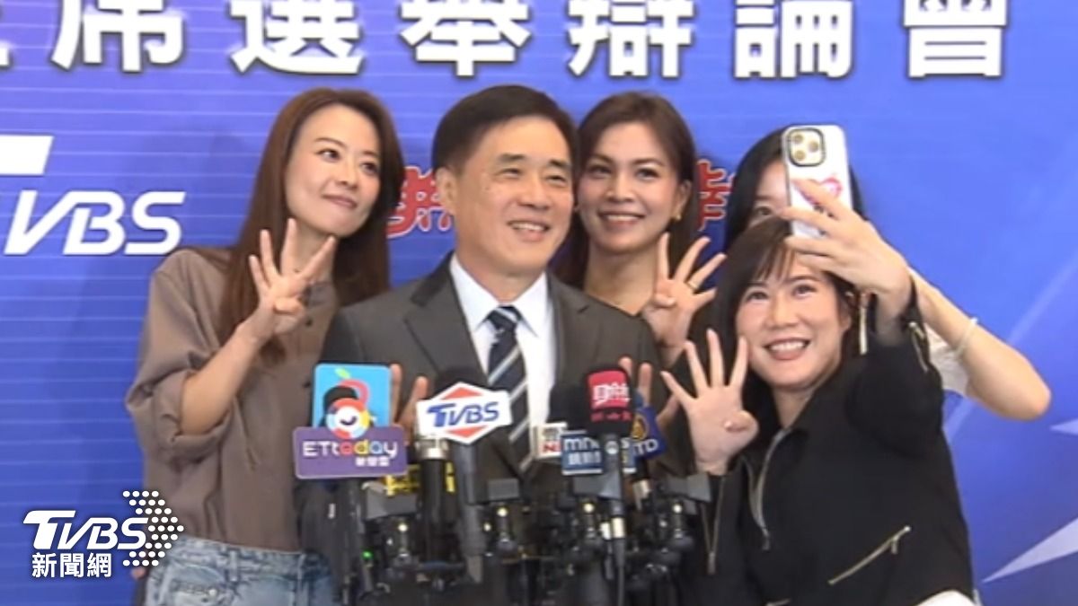 國民黨主席候選人郝龍斌與青年議員合影。(圖/TVBS)