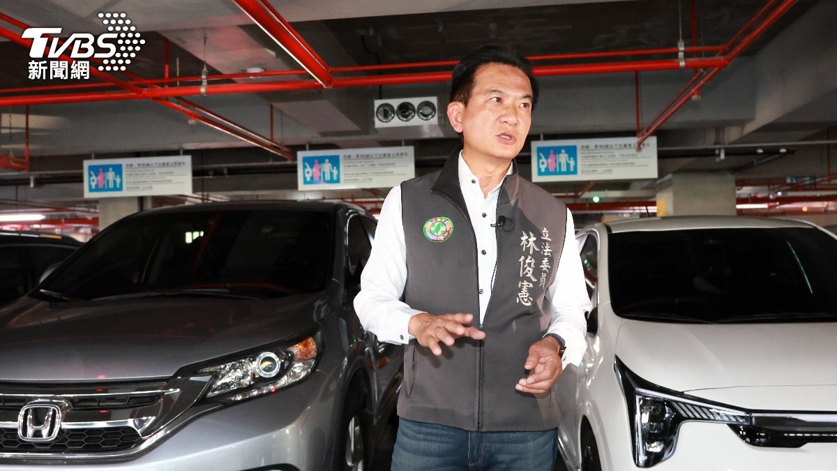 民進黨立委林俊憲爲台南爭取多間立體停車場。（圖／潘建樺攝）