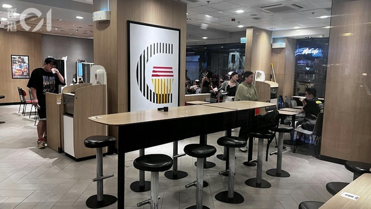 較遠離遊客區的寶勒行分店人潮則較為稀少。(圖/香港01提供)