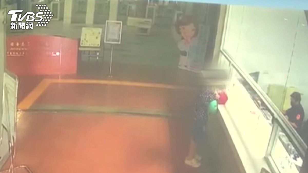 潘女穿著吳女的衣服,在法警引導下辦理交保手續,繳納了1萬元罰金,並拿回個人物品準備離開。(圖/TVBS)