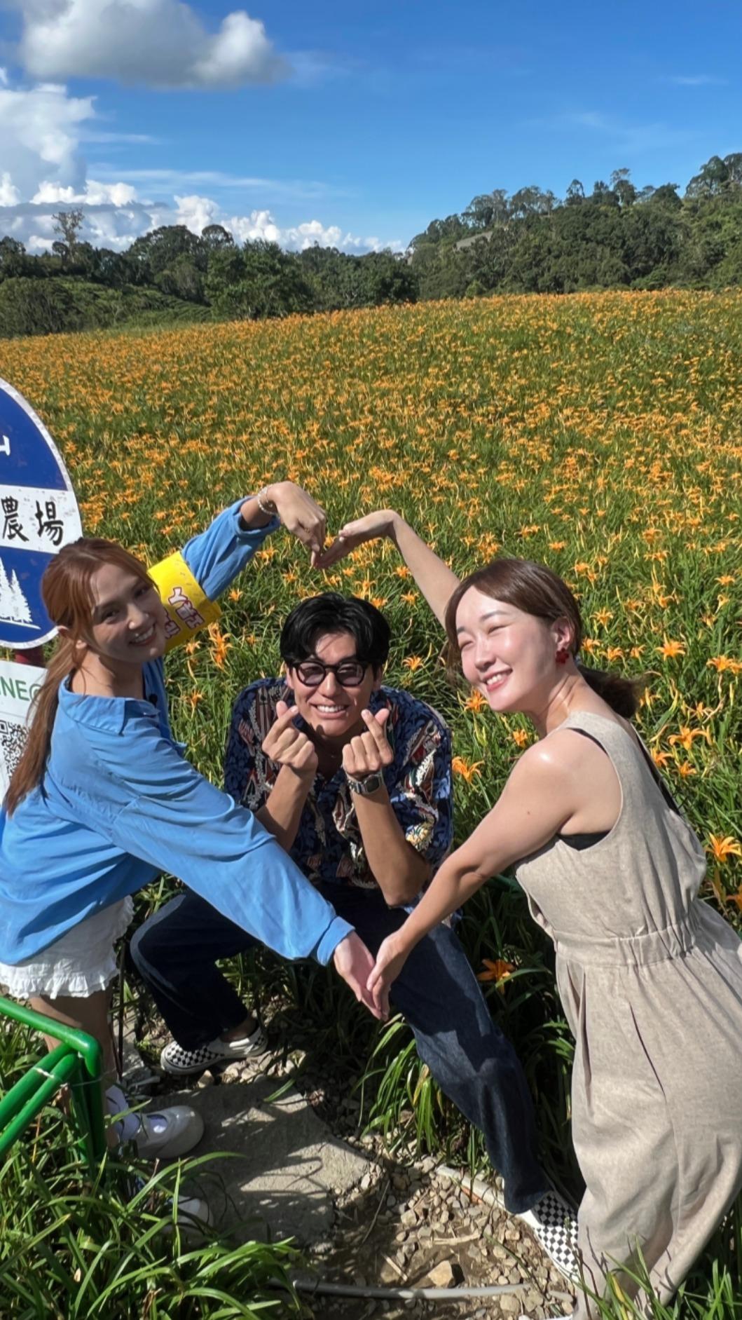 朵拉(左起)、風田和巴鈺前往赤科山,尋找夢幻金針花田。(圖/TVBS)