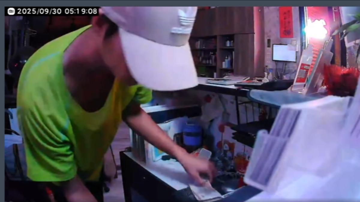 美髮店遭竊賊闖入偷走現金,他竟然還是老闆娘認識十年朋友。(圖/受害店家提供)