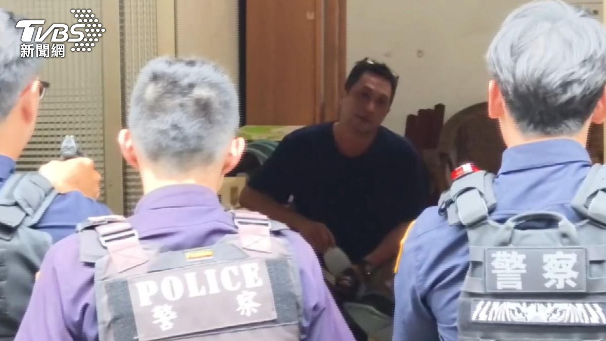警方在嫌犯住處找到他。(圖/TVBS)