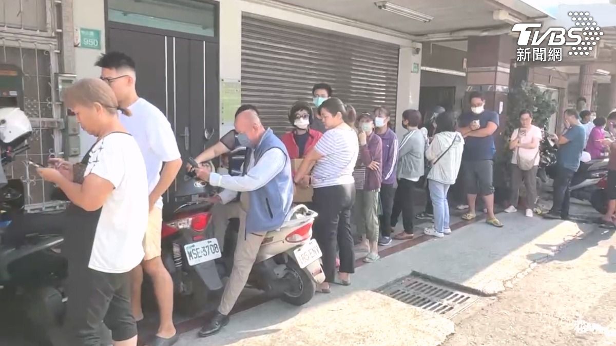 關廟的吐司名店鐵門還沒開,就有民眾排隊來買吐司(圖/TVBS)