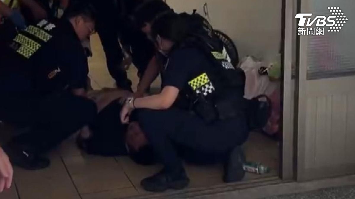 員警立即使用電擊槍將其制伏。(圖/TVBS)