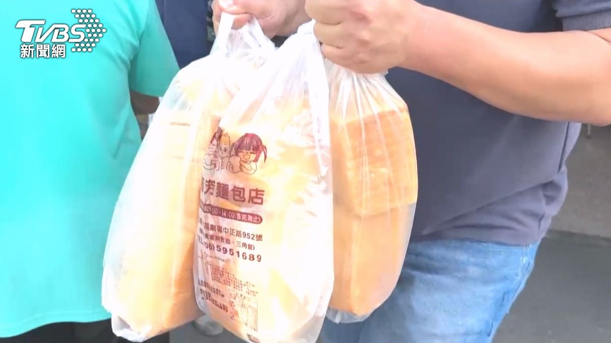 民眾抓緊時間採買烤肉食材,一早就有家長帶著小朋友湊數搶購關廟知名的吐司(圖/TVBS)