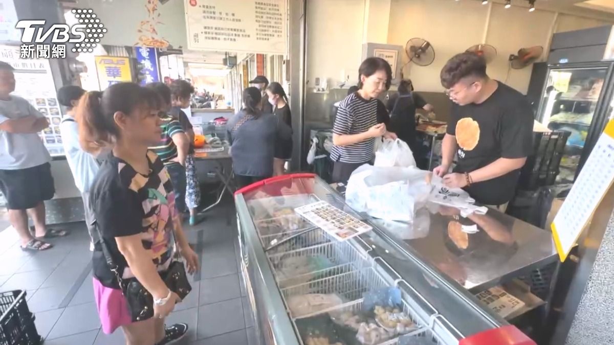 因為烤肉的原因,高雄左營大路的黑輪批發店也出現排隊人潮,民眾都是5斤、10斤買(圖/TVBS)