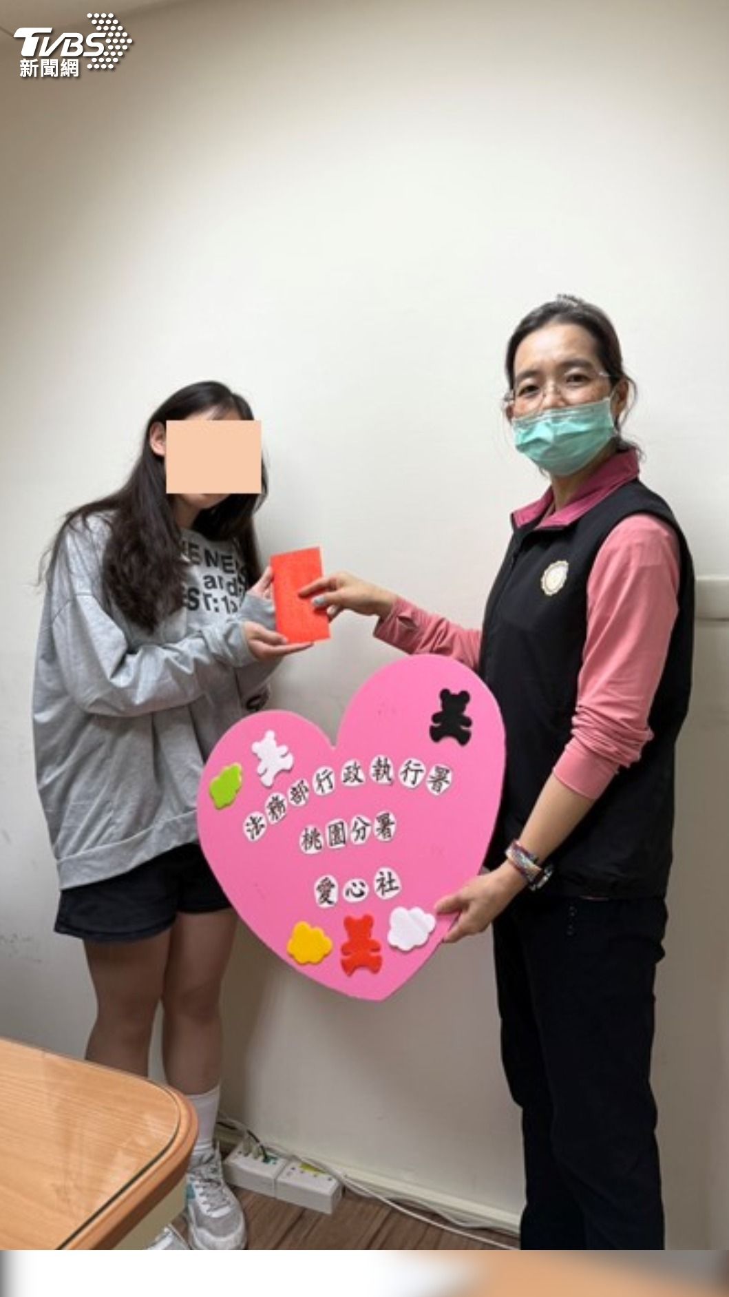 未成年女學生孤身揹稅,執行署桃園分署愛心社伸援送暖。(圖/執行署桃園分署)