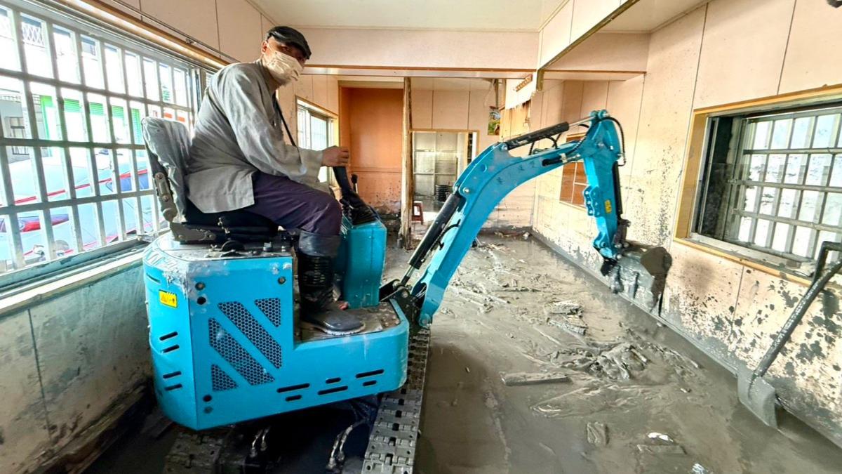 佛門慈悲！法師「霸氣開怪手」　再捐1000萬善款暖進災民心