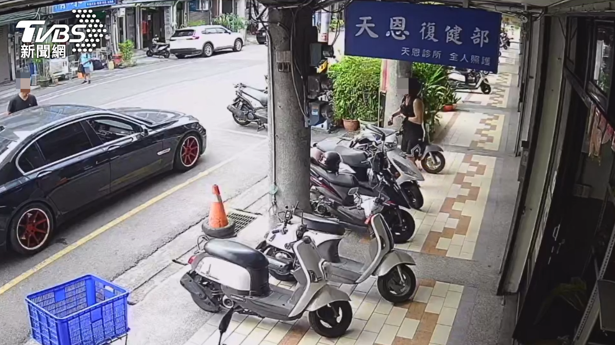 熱心爸診所前求救,BMW男停下關心。(圖/TVBS)