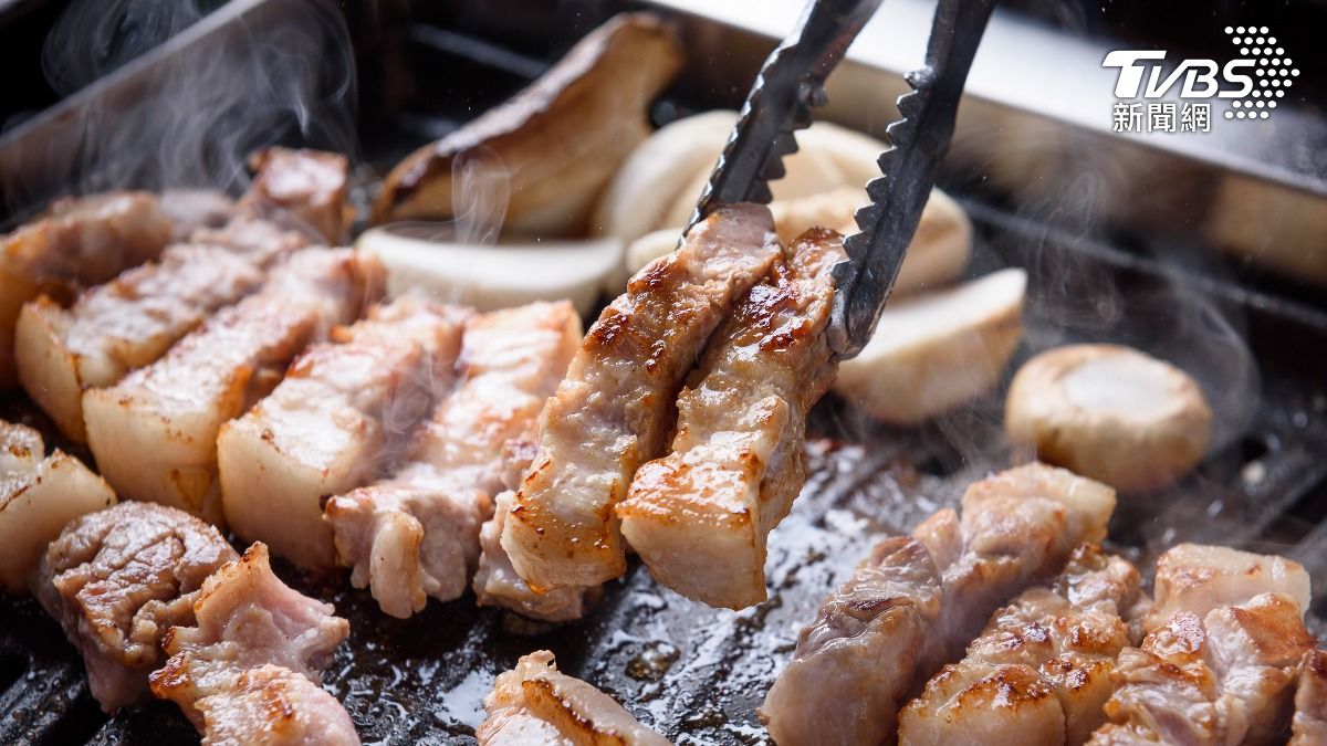 燒肉老闆不爽「肉被烤焦」怒收清潔費 朝顧客撒鹽嗆:別再來了