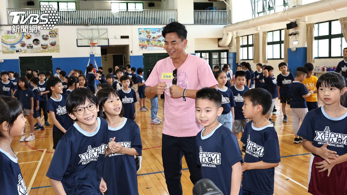 柯有倫當起孩子王,和小朋友們互動相當開心。(圖/張哲鳴攝)