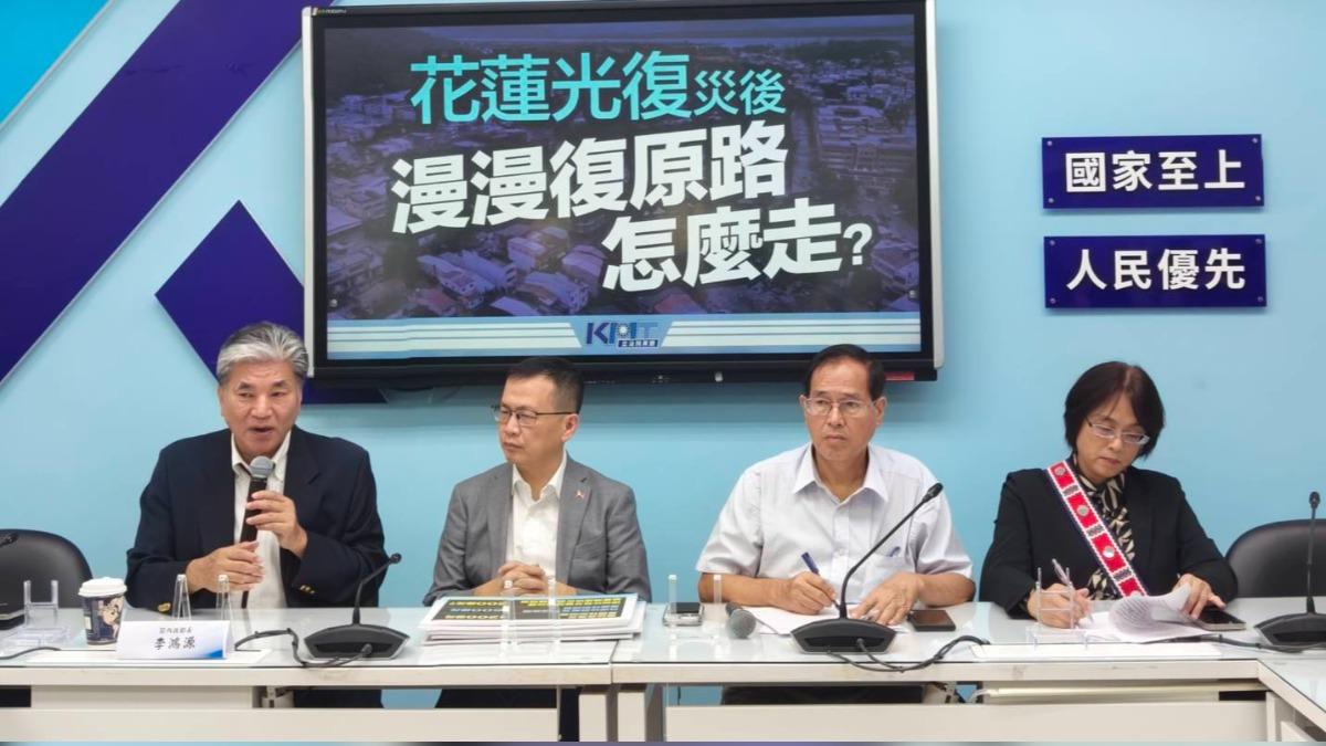李鴻源(左)示警恐現二次堰塞湖。(圖/陳怡潔攝)