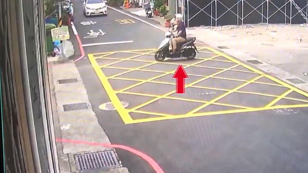 邱姓嫌犯在犯案前騎機車出沒於路口，完全不顧交通安全。(圖／民眾提供)