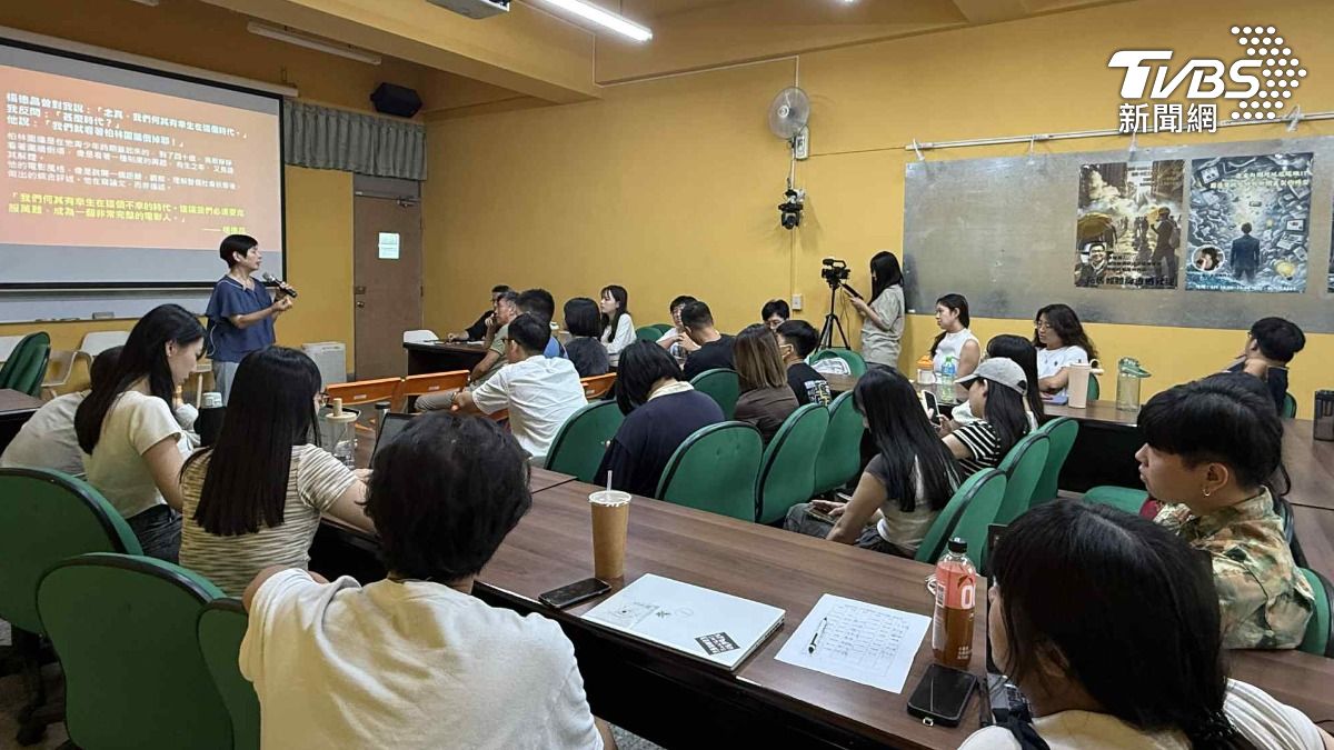 詹怡宜受邀到中正大學電訊傳播系課堂，和學生分享她從事新聞工作累積的寶貴經驗（圖／中正大學傳播學系）