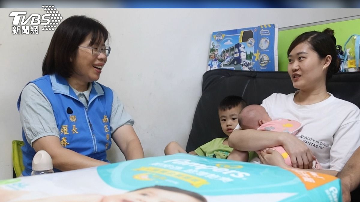 南庄鄉長探視新生兒(圖／TVBS）
