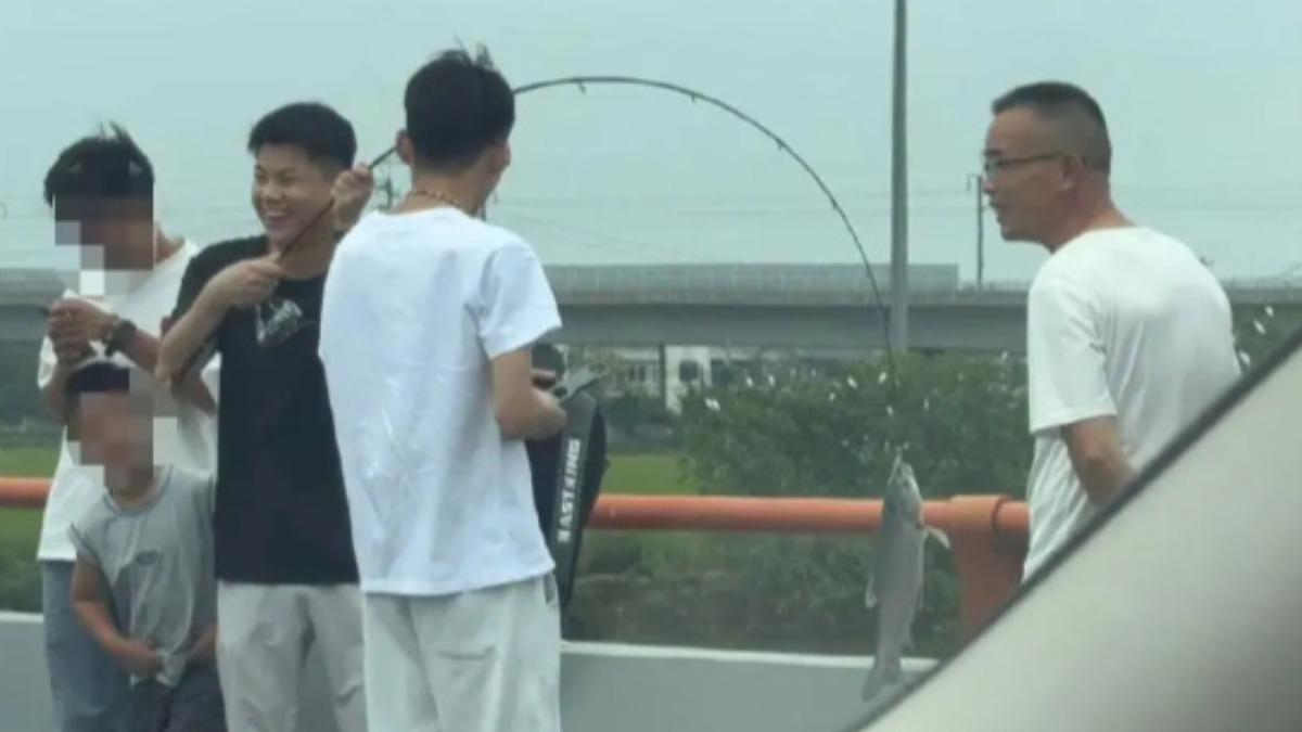 江蘇有人在塞車時下車釣魚。(圖/微博)