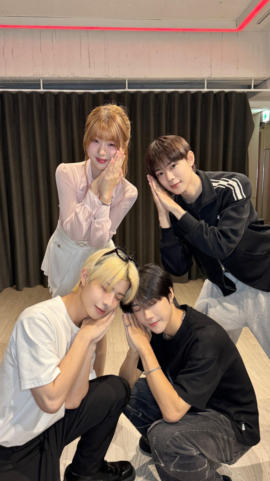 李東翰、Alex、黃崇峻教Seo EVE跳手勢舞。（圖／FU Entertainment提供）