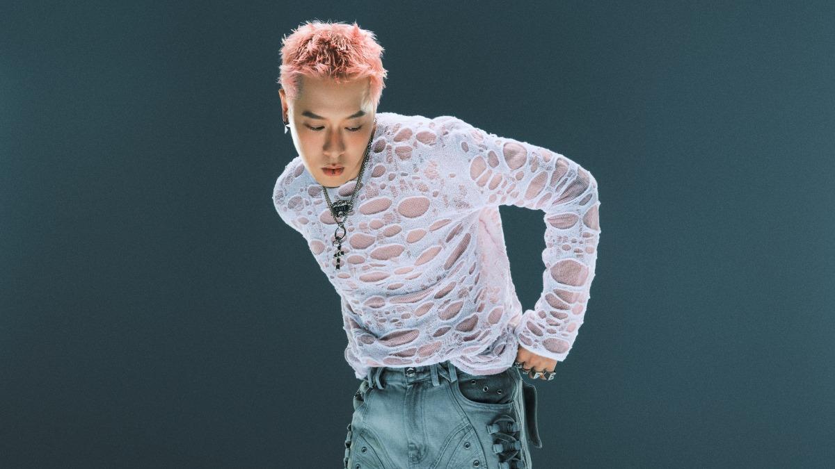 周湯豪推出新歌〈SO SICK〉MV,希望陪伴歌迷度過低潮時刻。(圖/環球音樂提供)