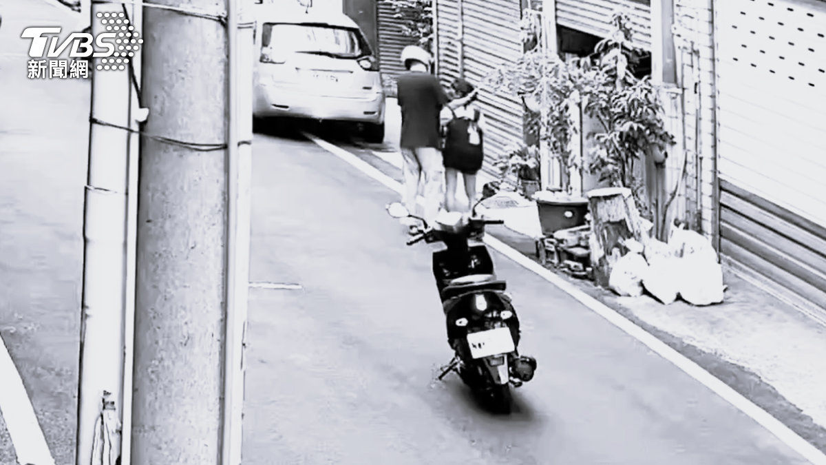 邱男抓住女童馬尾。(圖/TVBS)