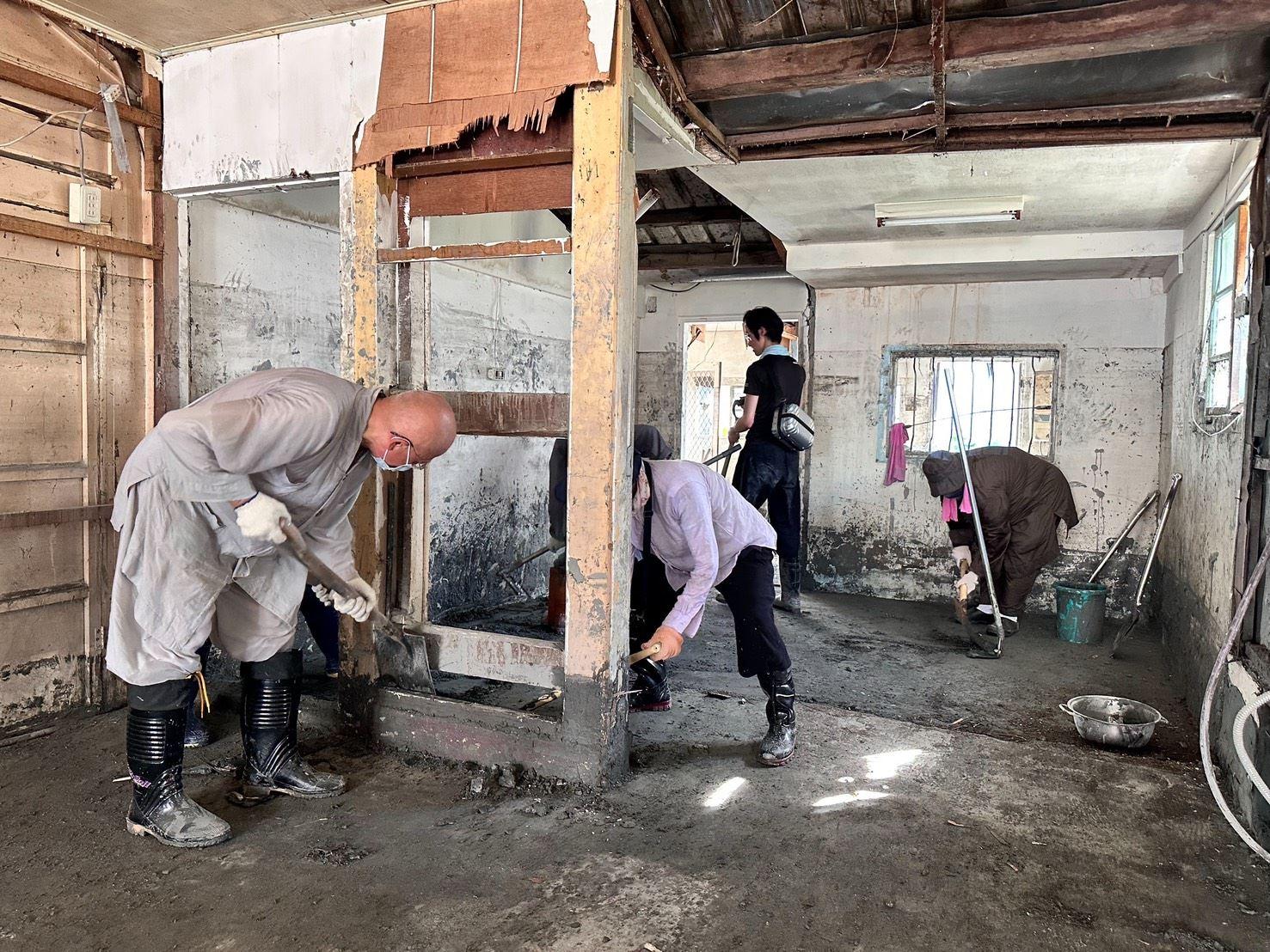 法師與志工、災民一同鏟泥。(圖/花蓮縣政府)