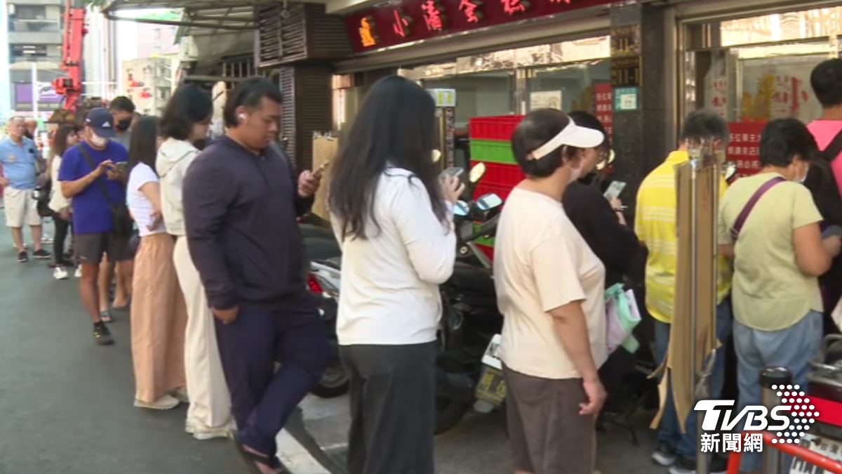 排到轉彎再轉彎,小潘蛋糕坊休22天爆人潮。(圖/TVBS)