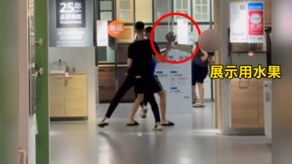 4男逛家具店「打鍋鏟棒球」，目擊者認為嚴重影響其他人逛街購物心情。（圖／民眾提供）