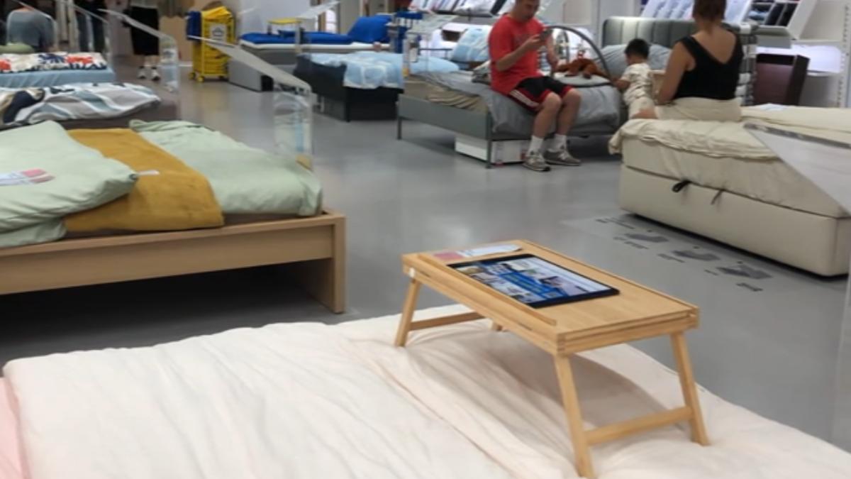 目擊者反應4男破壞物品後，遭店員冷回「沒差」。（圖／TVBS）