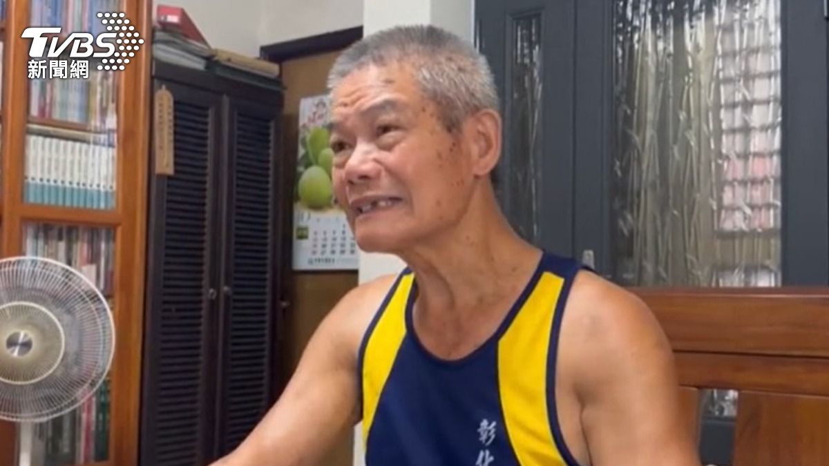 高齡78歲的楊聰敏騎腳踏車從彰化趕到災區。（圖／TVBS）