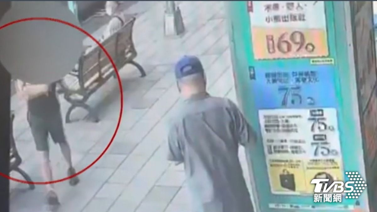 黑衣男子只因與女學生碰撞，竟把人叫住飆罵。（圖／TVBS）