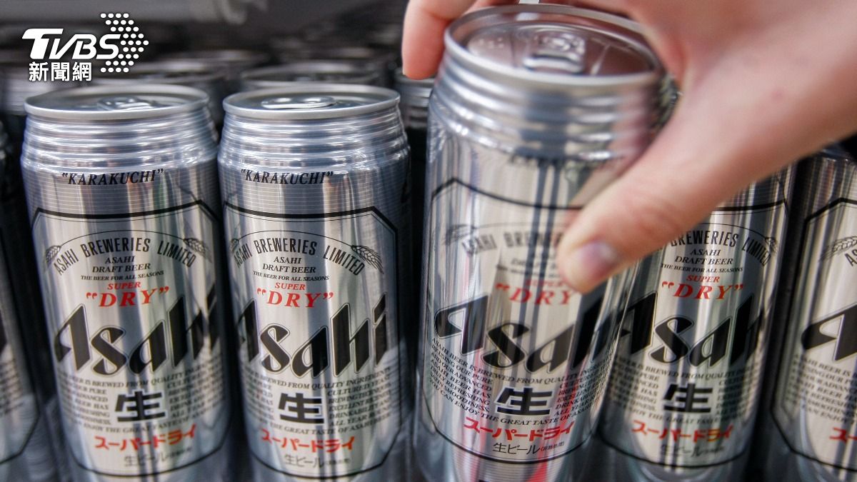 日本啤酒大廠「朝日」遭網絡攻擊，導致全國的生產、出貨及客服運作停擺，日本短時間內恐將面臨「朝日啤酒荒」。（圖／達志影像歐新社）
