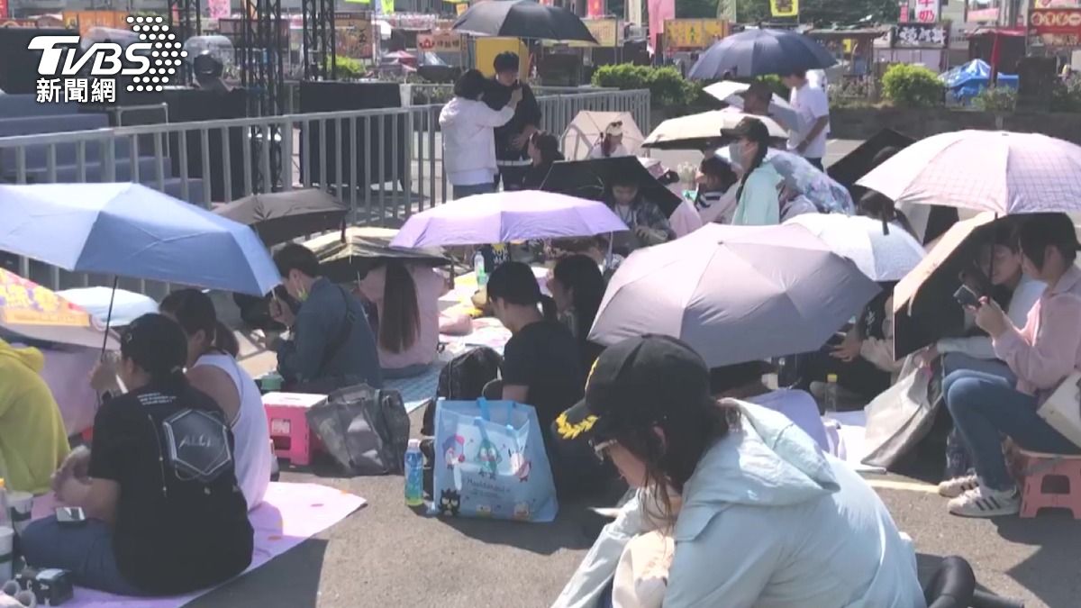 天團Energy將在台南花園夜市開唱，粉絲一早頂烈日卡位。（圖／TVBS）