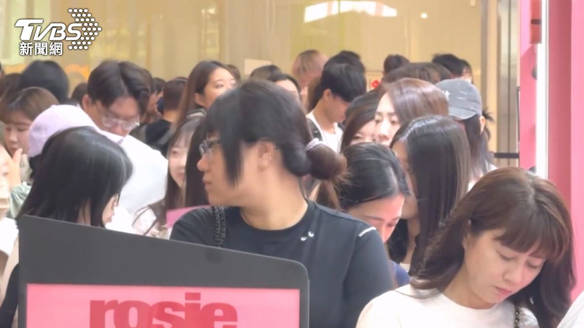 BLACKPINK成員ROSÉ高雄開快閃店，粉絲搶排爆買週邊。（圖／TVBS）