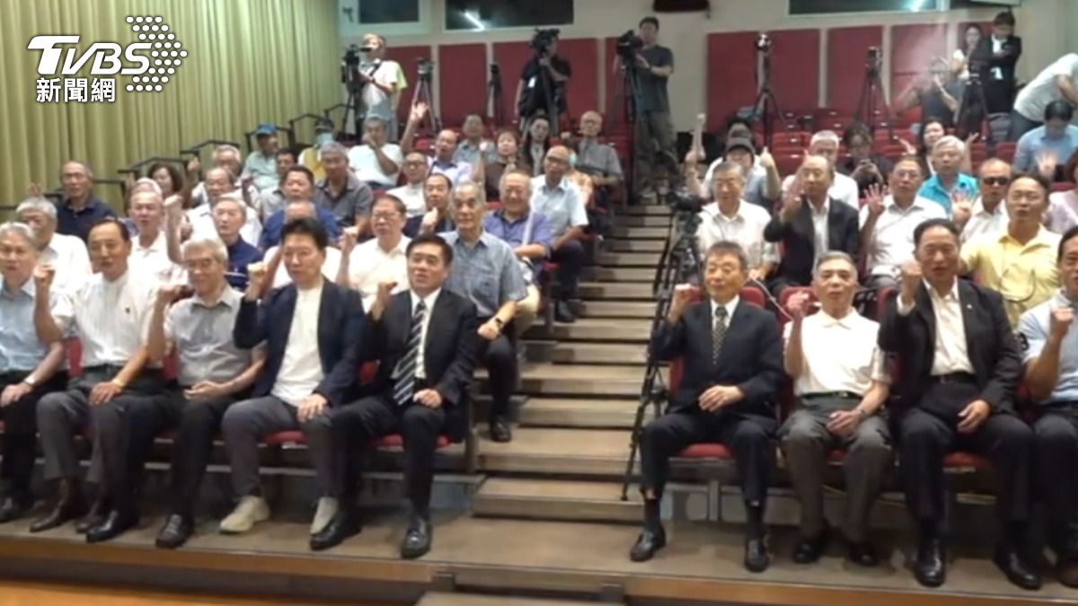 超過40位退役軍官,支持郝龍斌參選國民黨主席。(圖/TVBS)