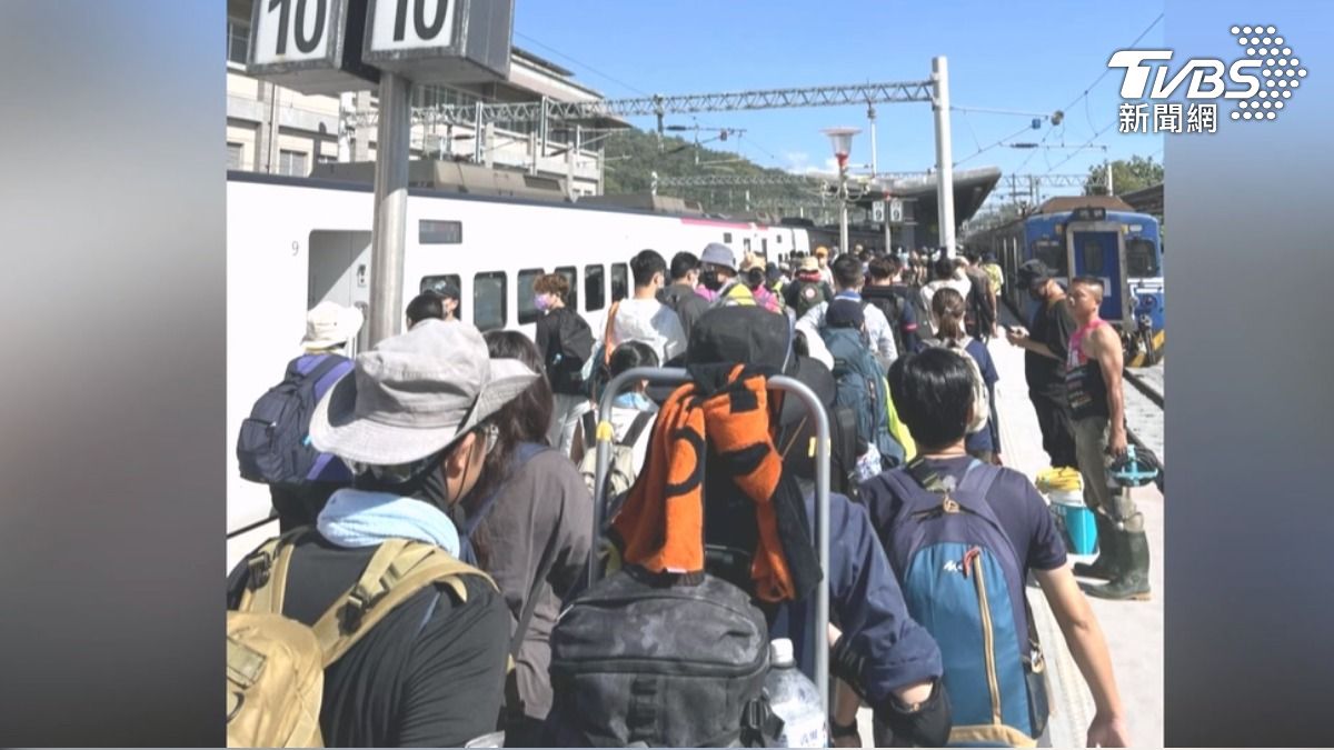 3號早上,老闆公告店休一天,抵達花蓮光復車站po文「老闆去挖土」,不巧1小時後,高雄的麵店就發生火警。(圖/翻攝臉書@天香福麵)