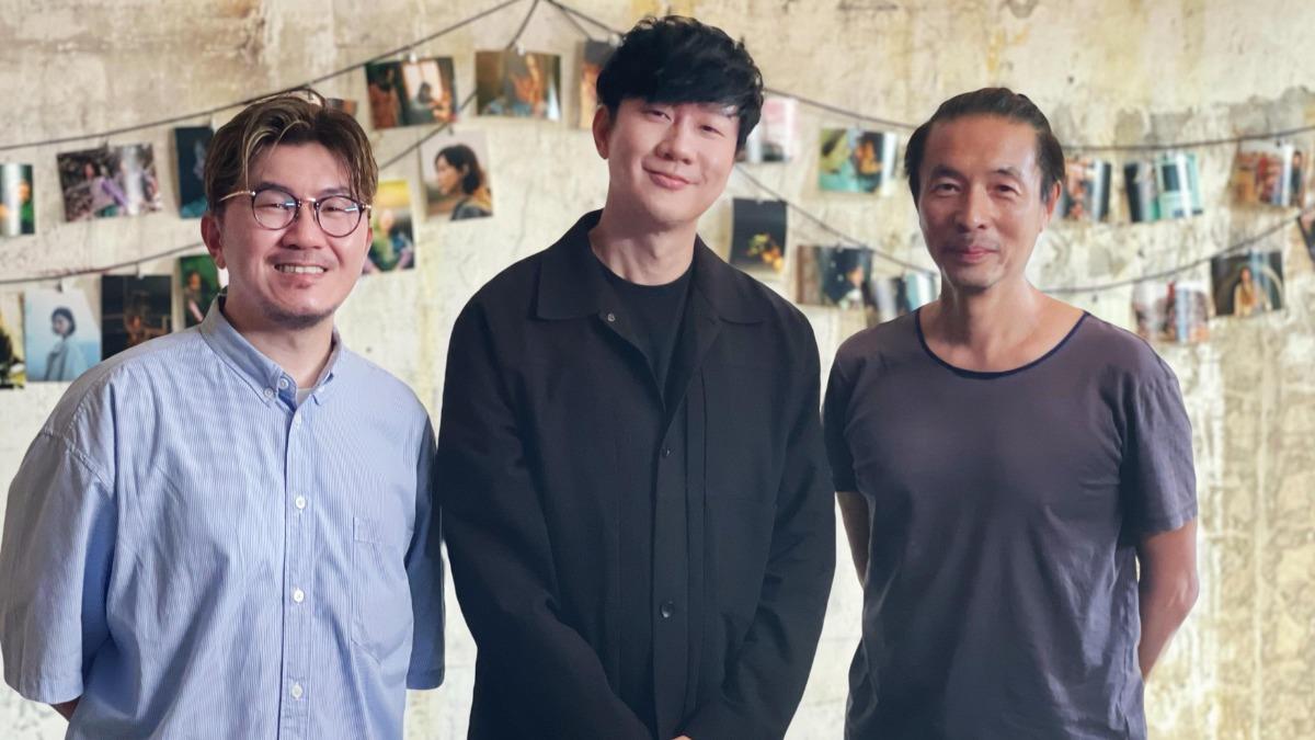 林俊傑(中)親臨MV拍攝現場演出,左為導演龔兆平、右為美術總監執導文念中。(圖/甲上娛樂提供)