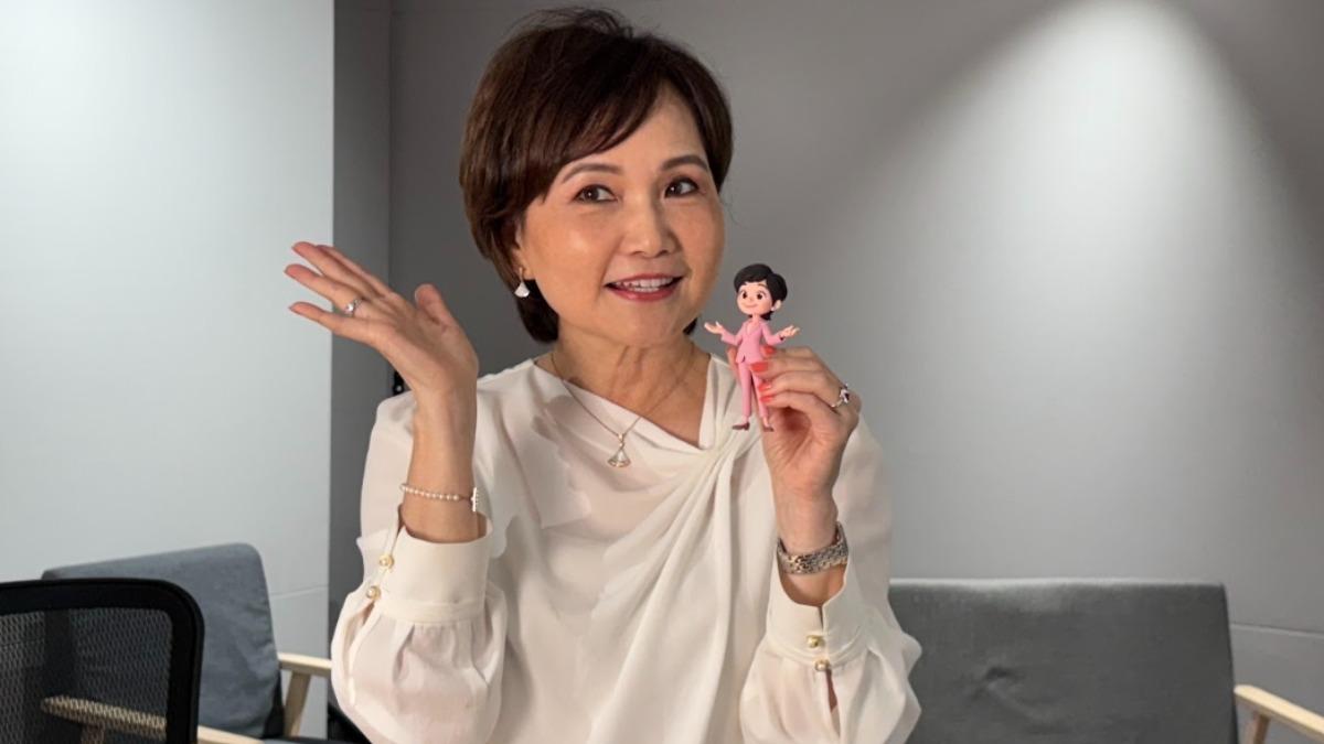 沈春華和Q版公仔合照。(圖/文總提供)