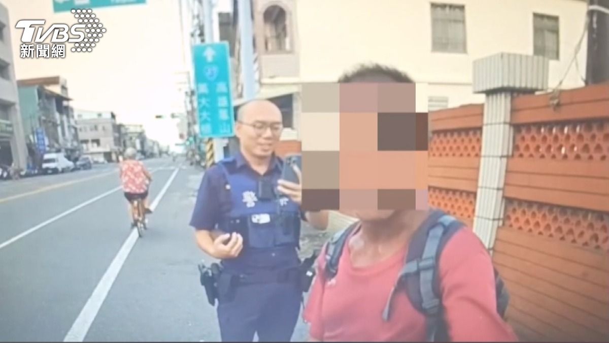 紅衣阿伯攔車「裝可憐」!慣用騙術20年不變,警證實身分是高雄人(圖/TVBS)