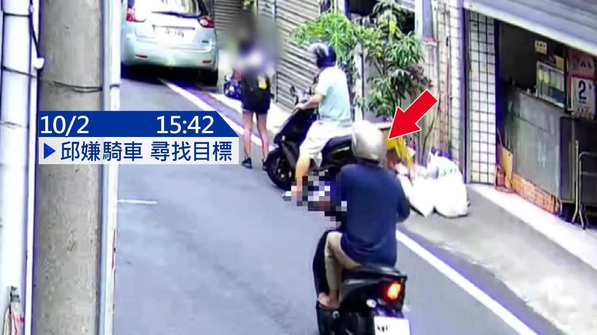邱姓男子騎機車在苗栗市區尋找目標。(圖／民眾提供)