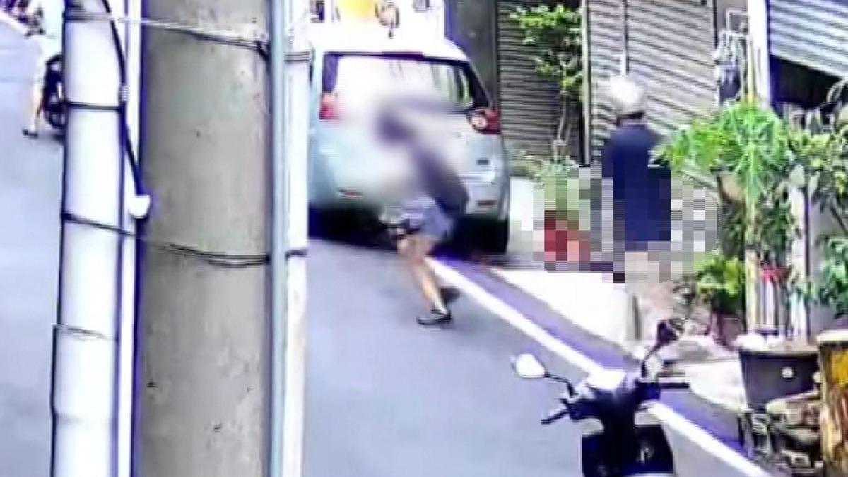 徐姓女童掙脫後與同行的同學逃離現場。(圖／民眾提供)