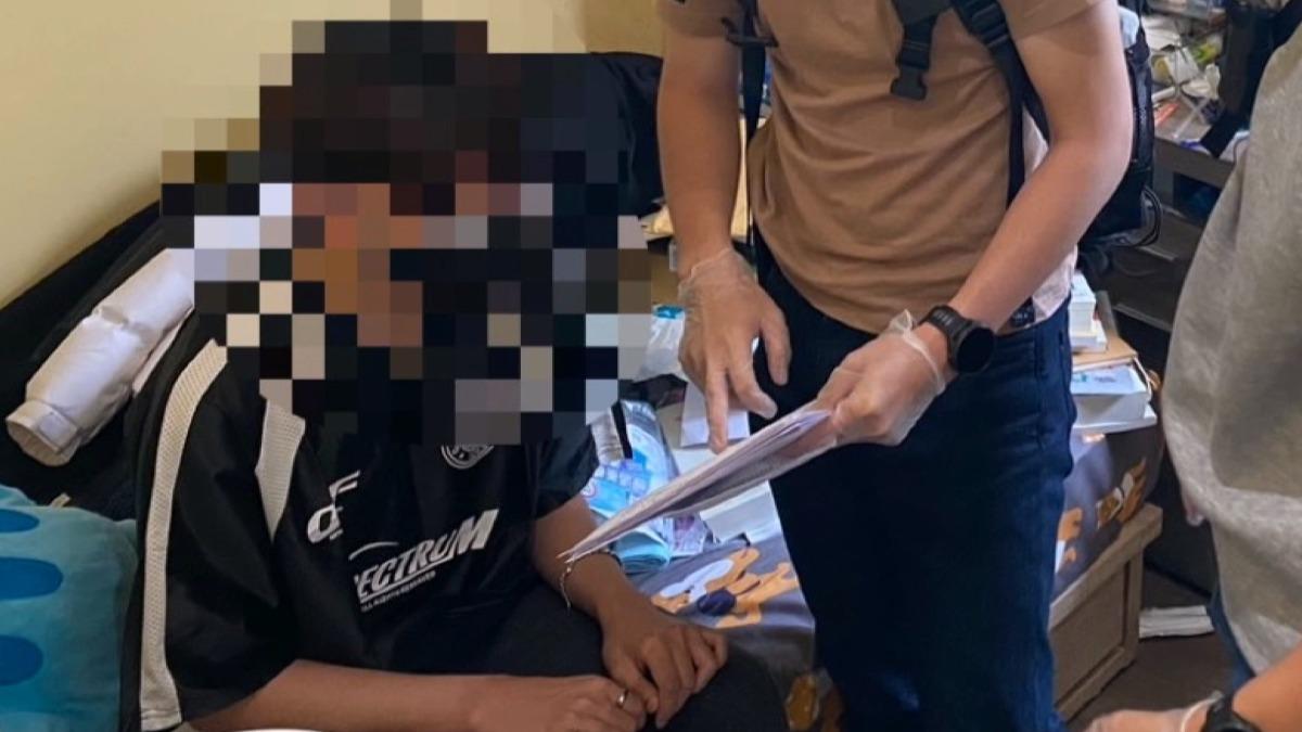 台版紅姐!台大法律系男扮女裝裸聊偷拍。(圖/警方提供)