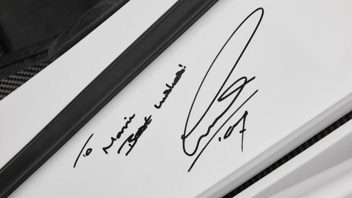 底盤編號014的McLaren F1車身還擁有Lewis Hamilton親筆簽名。(圖/RM Sotheby’s)
