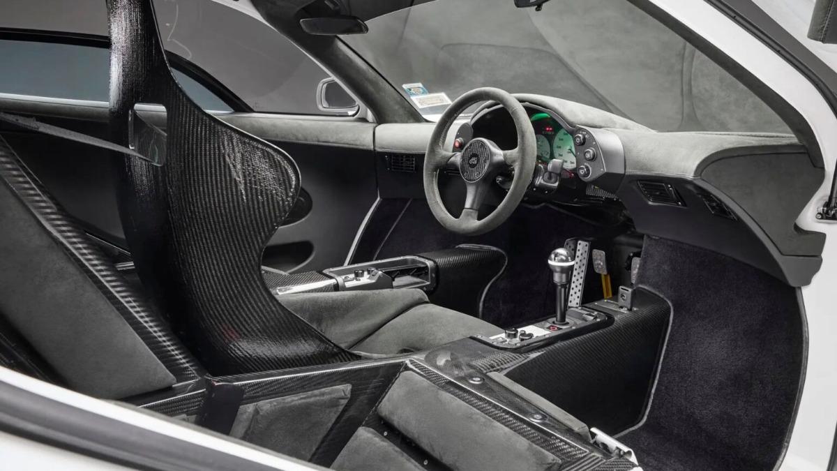 McLaren F1採特殊中央前座設計,並搭配強大的6.1升BMW V12引擎。(圖/RM Sotheby’s)