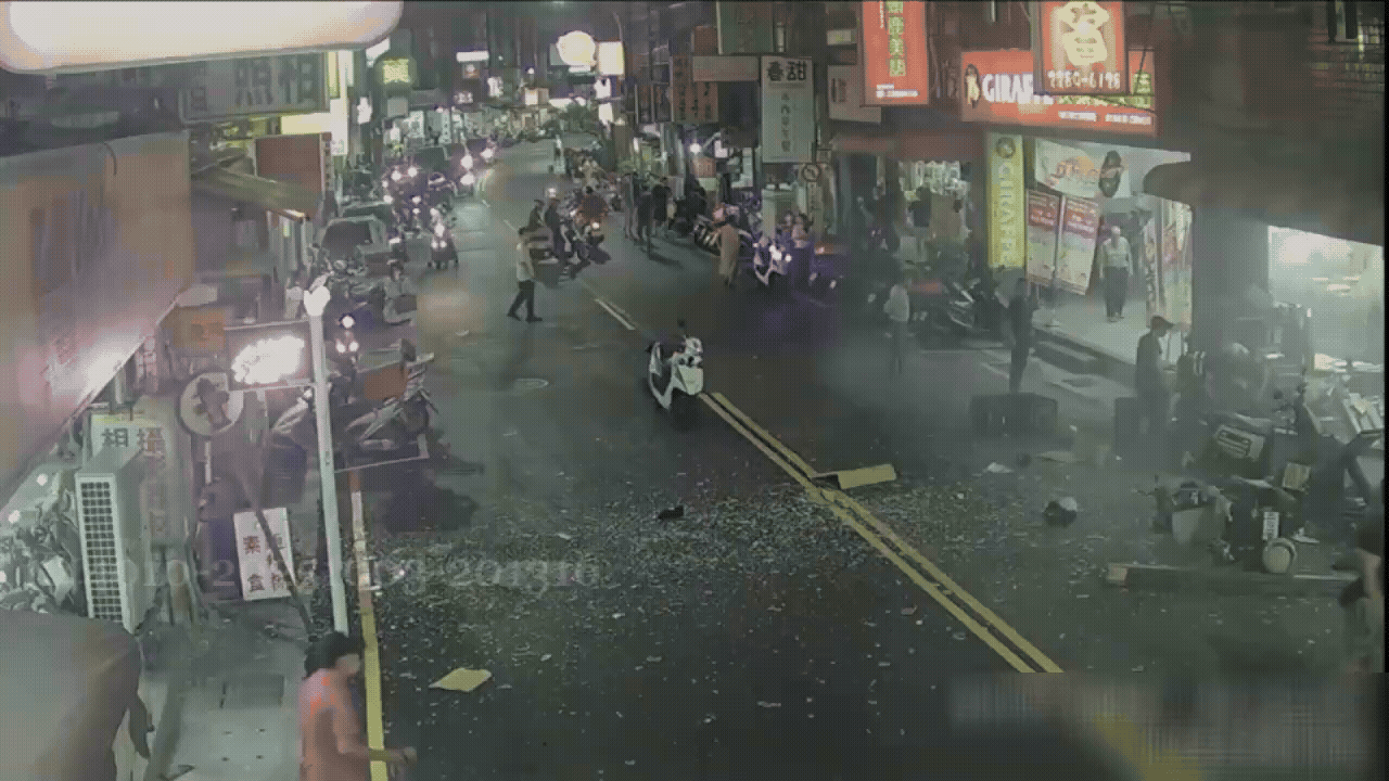  警方急救出受傷人員。（圖／TVBS）