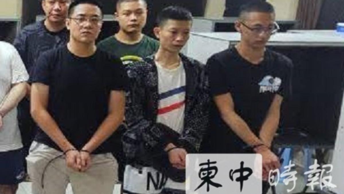 台灣電詐集團首腦王勝宇(右二)於柬埔寨落網。(圖/翻攝自柬中時報)
