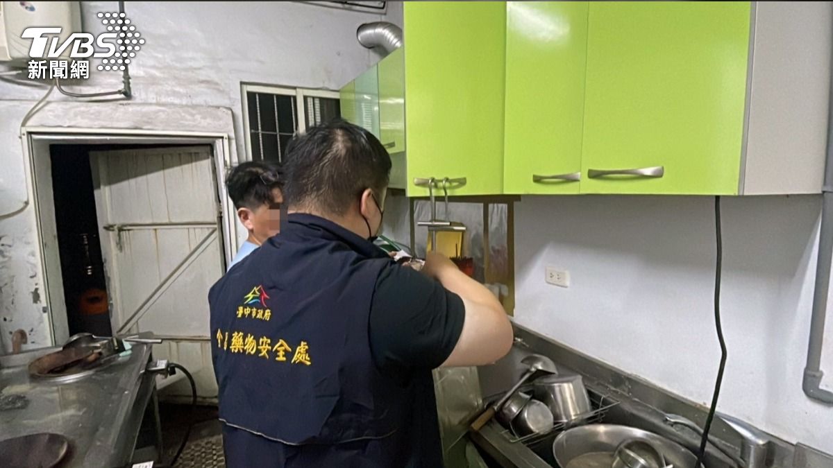 台中市食安處已派員前往供應餐點的餐廳和學校進行稽查並採集樣本。(圖/TVBS)
