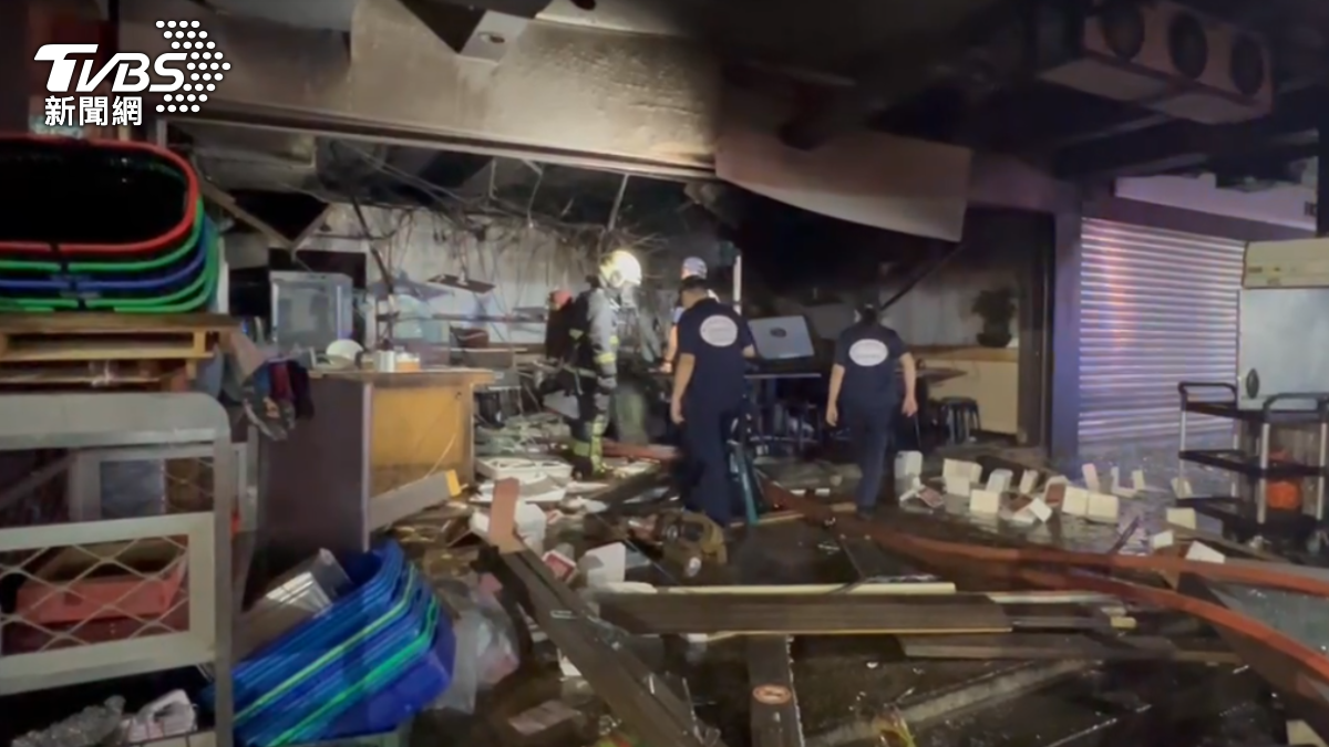 自助餐店面被炸到「面目全非」,消防到場搜索。(圖/TVBS)